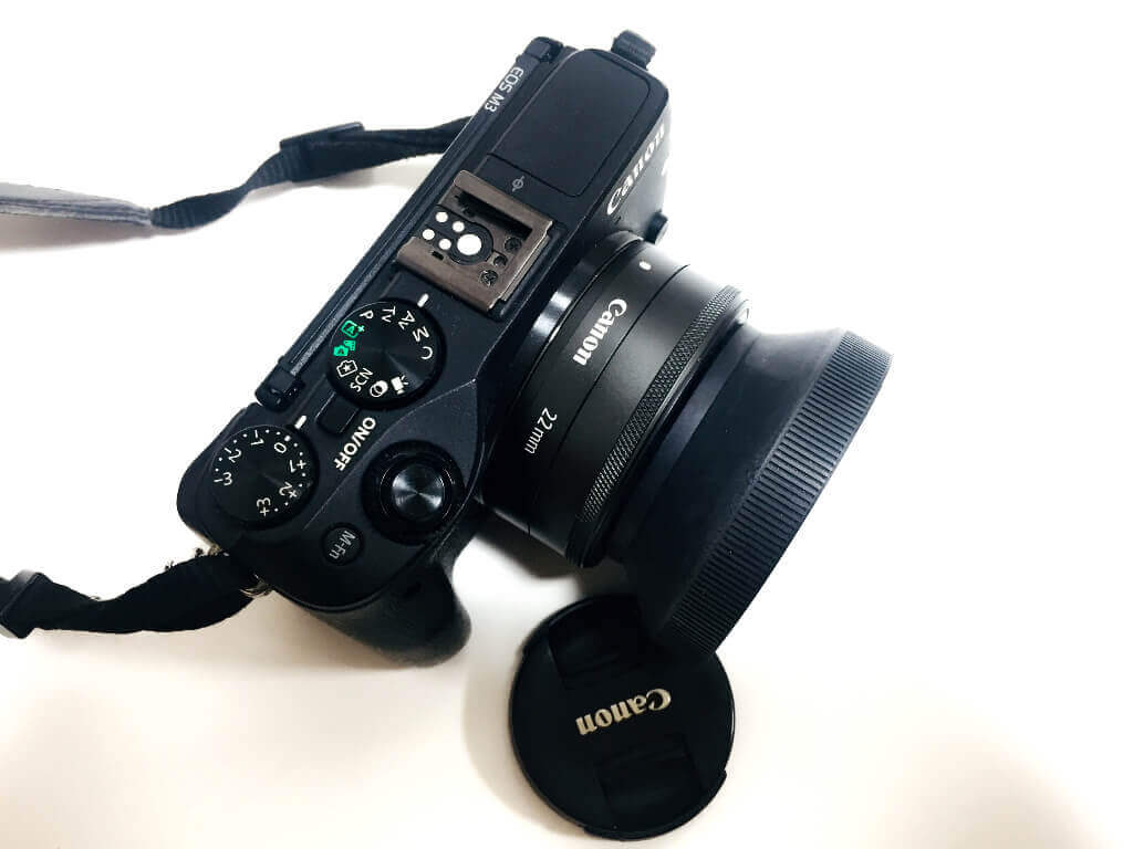 キヤノン Canon EOS Kiss M ホワイトボディ EF-M 22mm F2 ブラック 単焦点 パンケーキ レンズセット ミラーレス一眼 カメラ 